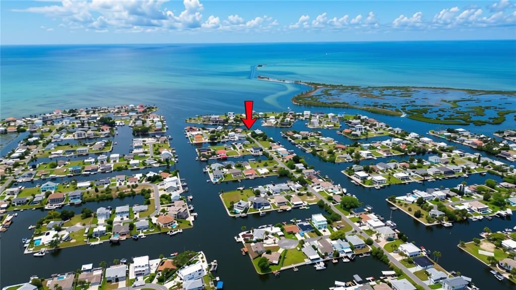 На продажу: $319,900 (0.13 acres)