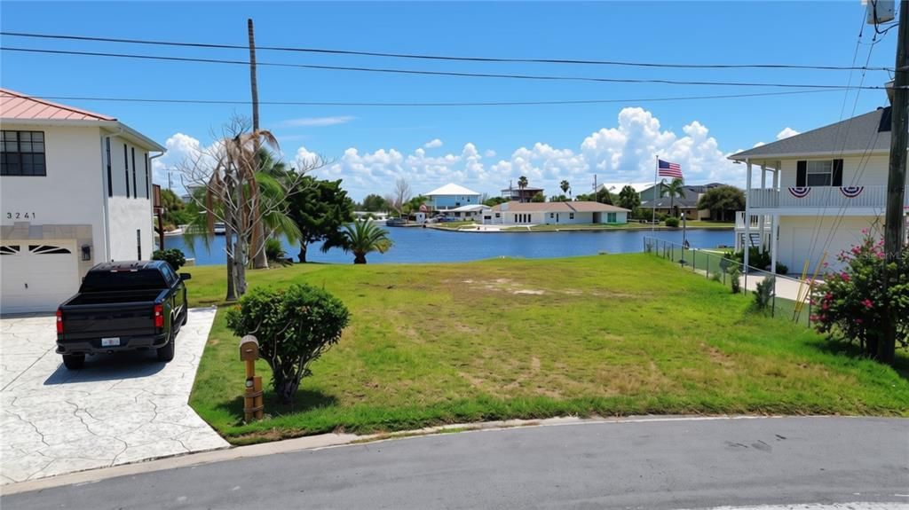 На продажу: $319,900 (0.13 acres)