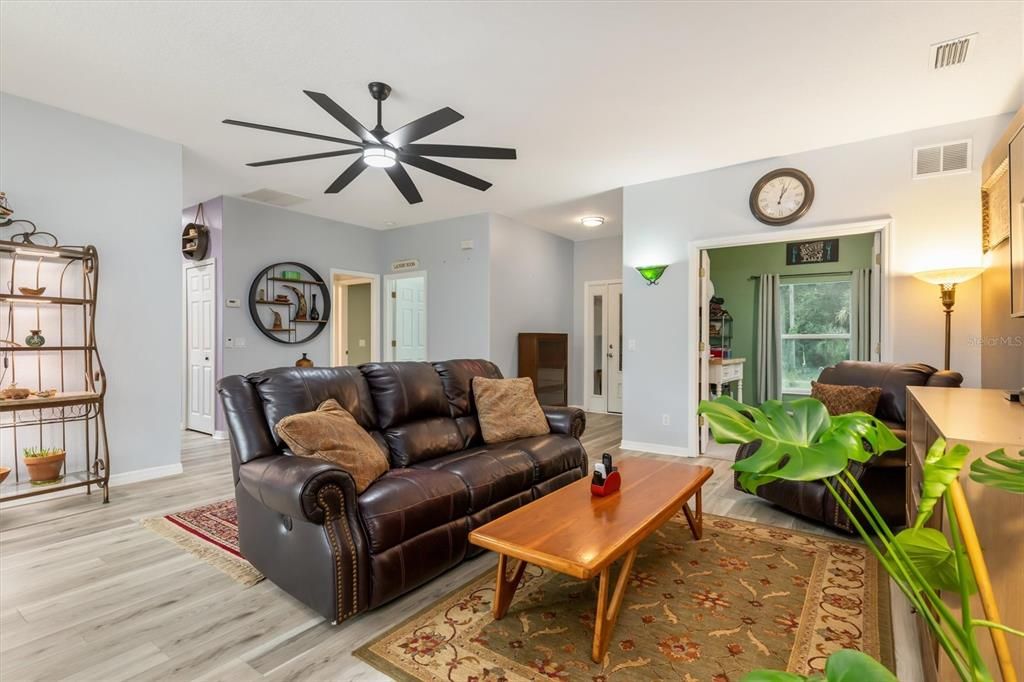 For Sale: $375,000 (3 beds, 2 baths, 1724 Square Feet)