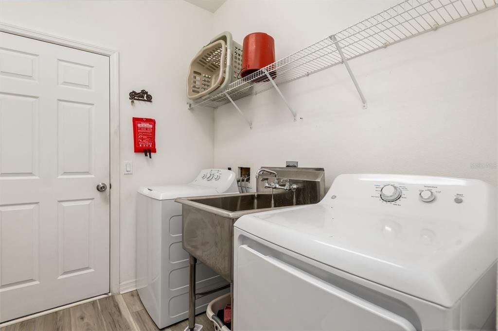 For Sale: $375,000 (3 beds, 2 baths, 1724 Square Feet)