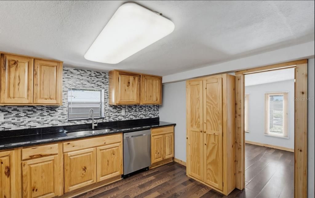 На продажу: $239,000 (4 спален, 2 ванн, 1464 Квадратных фут)