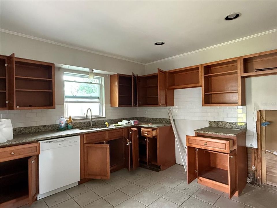 For Sale: $185,000 (2 beds, 1 baths, 1164 Square Feet)