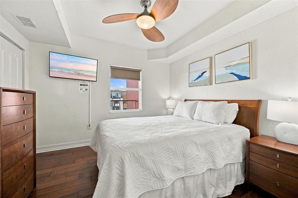 For Sale: $500,000 (2 beds, 2 baths, 914 Square Feet)
