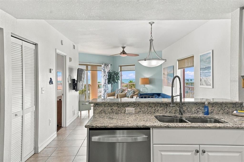 For Sale: $500,000 (2 beds, 2 baths, 914 Square Feet)