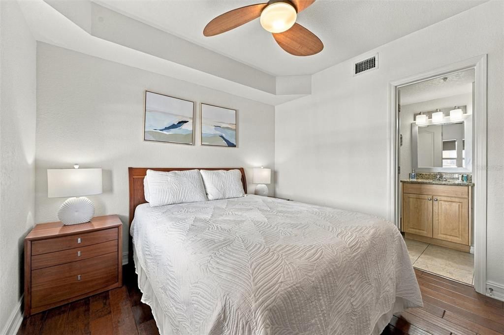 For Sale: $500,000 (2 beds, 2 baths, 914 Square Feet)