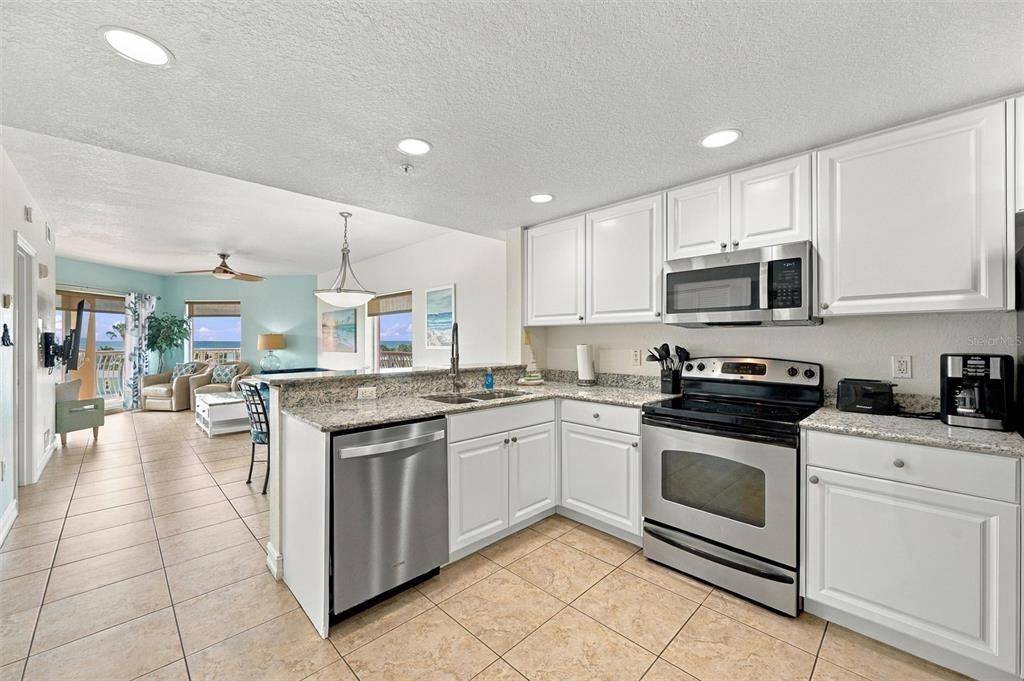 For Sale: $500,000 (2 beds, 2 baths, 914 Square Feet)