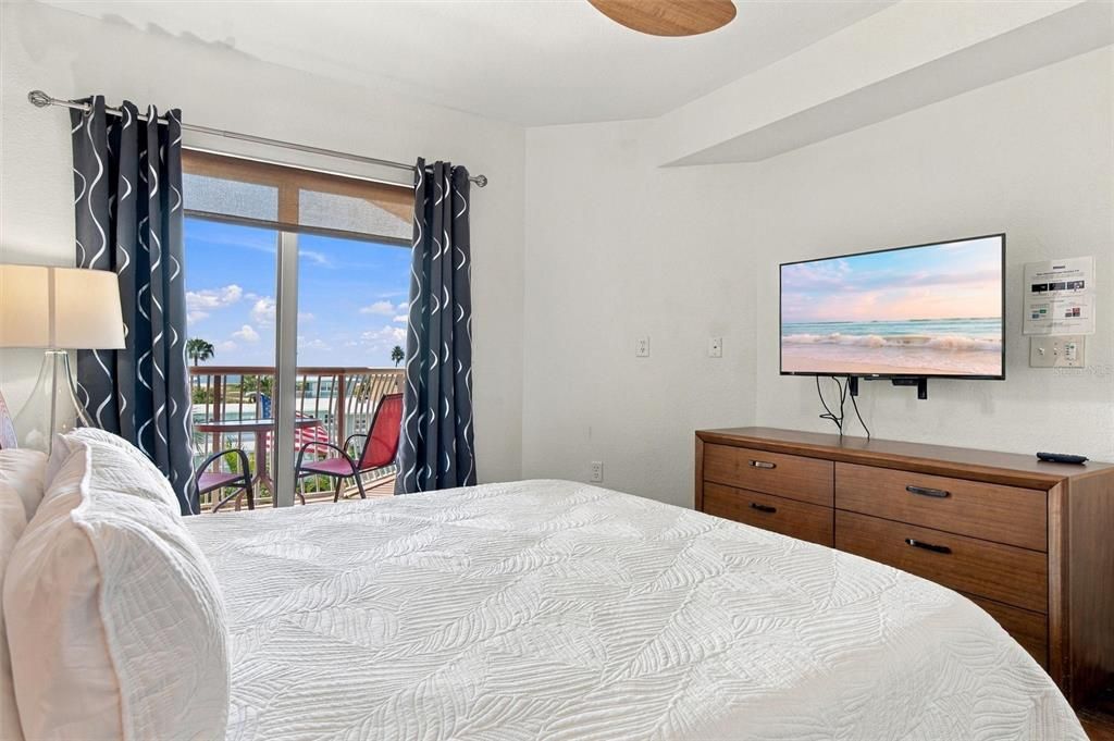 For Sale: $500,000 (2 beds, 2 baths, 914 Square Feet)