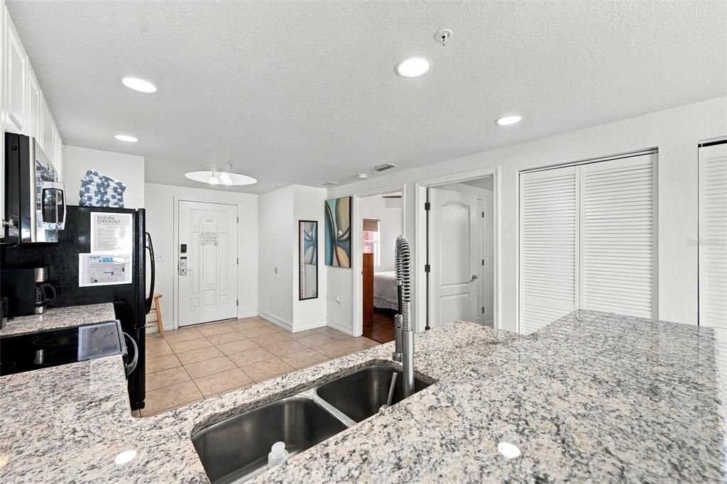 For Sale: $500,000 (2 beds, 2 baths, 914 Square Feet)