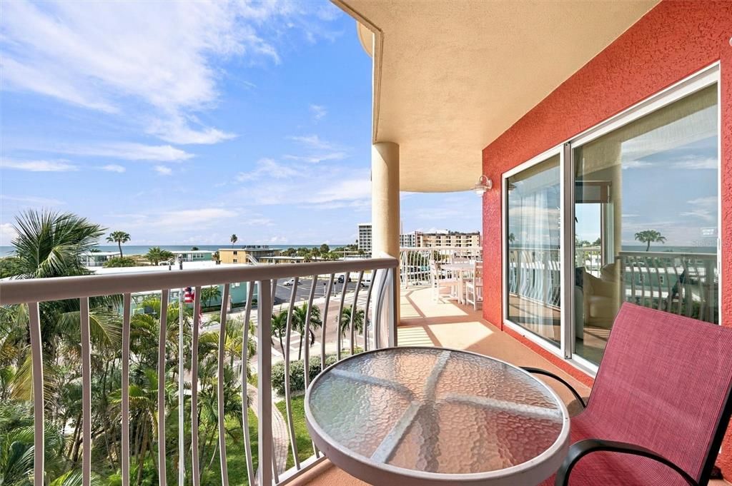 For Sale: $500,000 (2 beds, 2 baths, 914 Square Feet)
