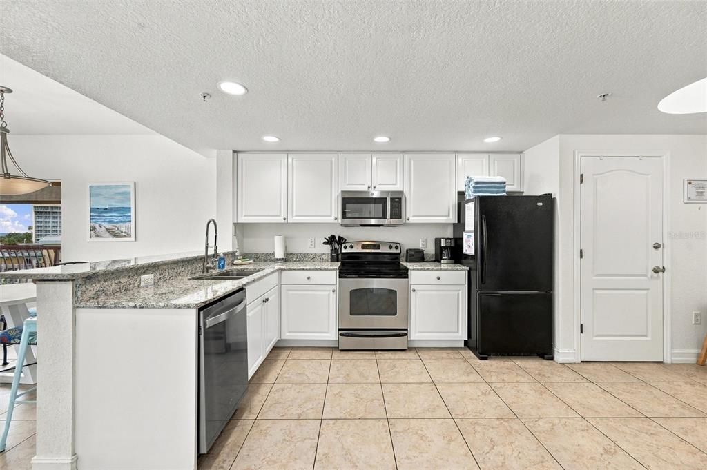 For Sale: $500,000 (2 beds, 2 baths, 914 Square Feet)