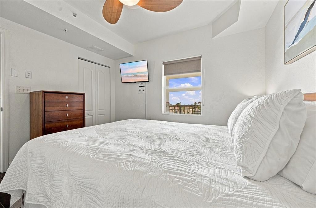 For Sale: $500,000 (2 beds, 2 baths, 914 Square Feet)