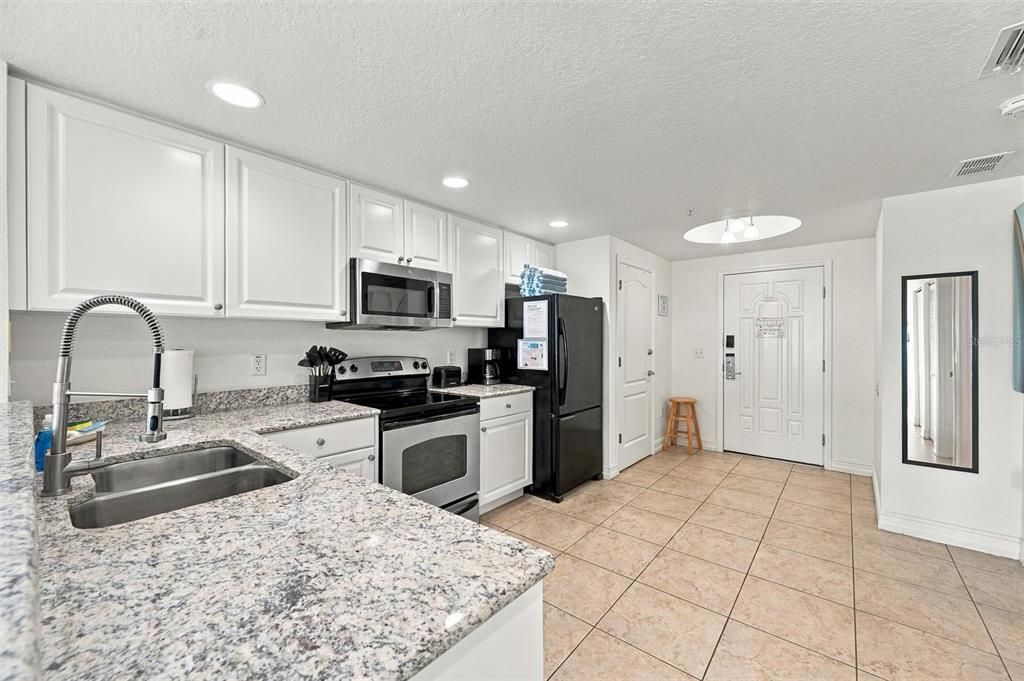 For Sale: $500,000 (2 beds, 2 baths, 914 Square Feet)