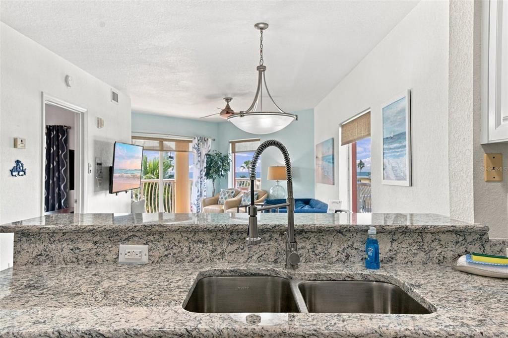 For Sale: $500,000 (2 beds, 2 baths, 914 Square Feet)