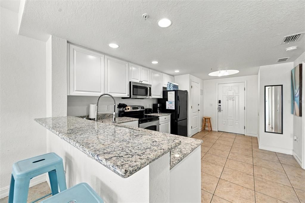 For Sale: $500,000 (2 beds, 2 baths, 914 Square Feet)
