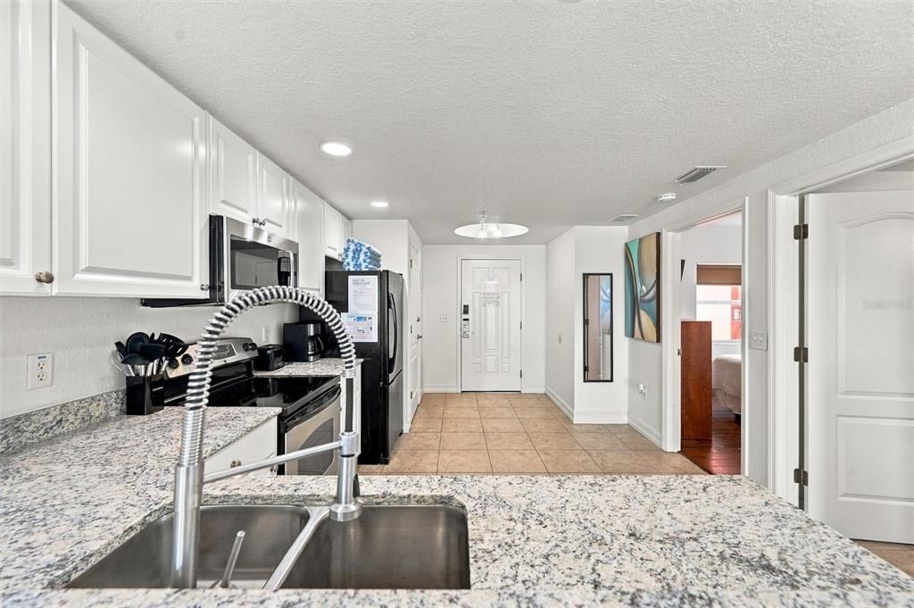 For Sale: $500,000 (2 beds, 2 baths, 914 Square Feet)