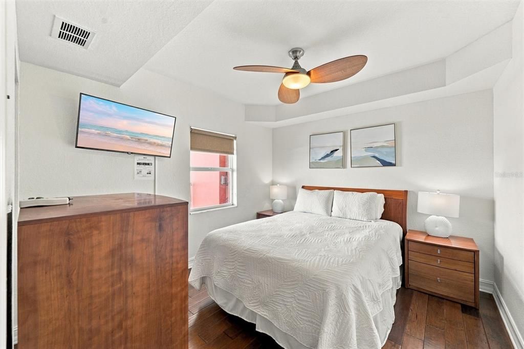 For Sale: $500,000 (2 beds, 2 baths, 914 Square Feet)