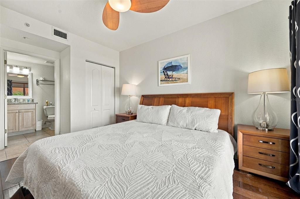 For Sale: $500,000 (2 beds, 2 baths, 914 Square Feet)