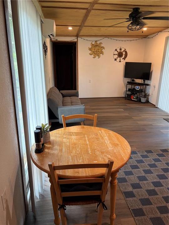 En Venta: $295,000 (2 camas, 2 baños, 720 Pies cuadrados)