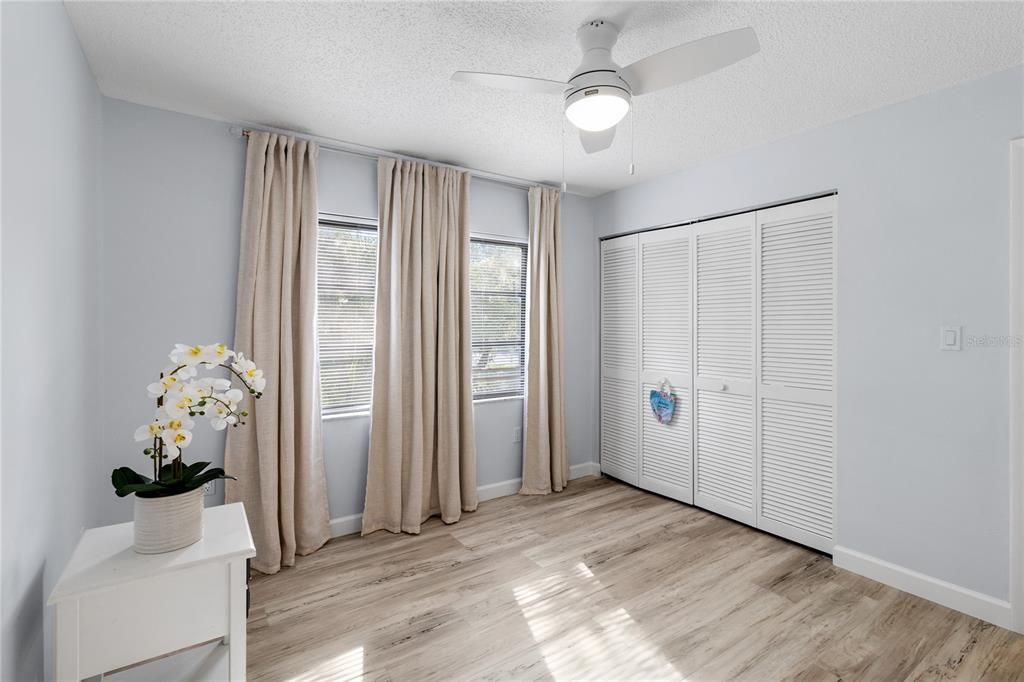 На продажу: $160,000 (2 спален, 2 ванн, 1070 Квадратных фут)