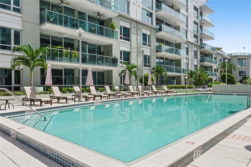 For Sale: $395,000 (1 beds, 1 baths, 934 Square Feet)