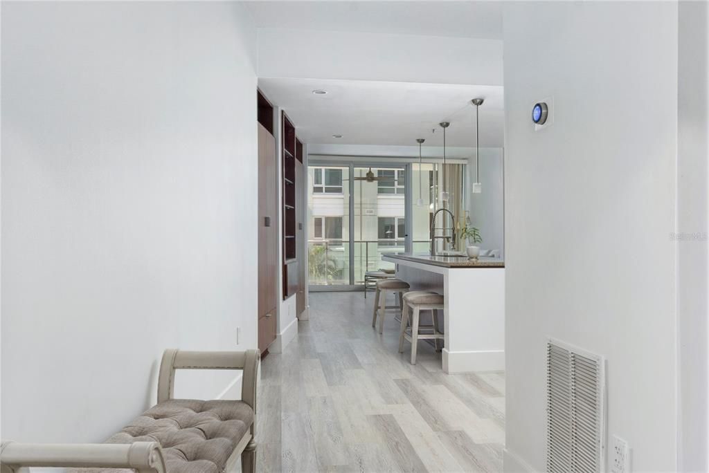 For Sale: $395,000 (1 beds, 1 baths, 934 Square Feet)