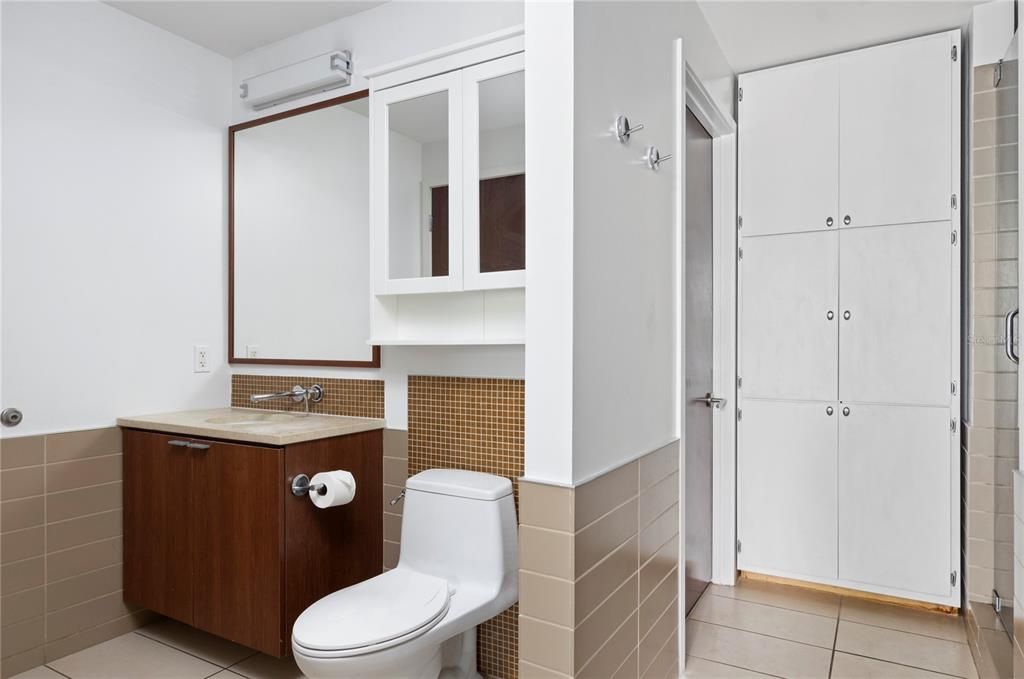 For Sale: $395,000 (1 beds, 1 baths, 934 Square Feet)