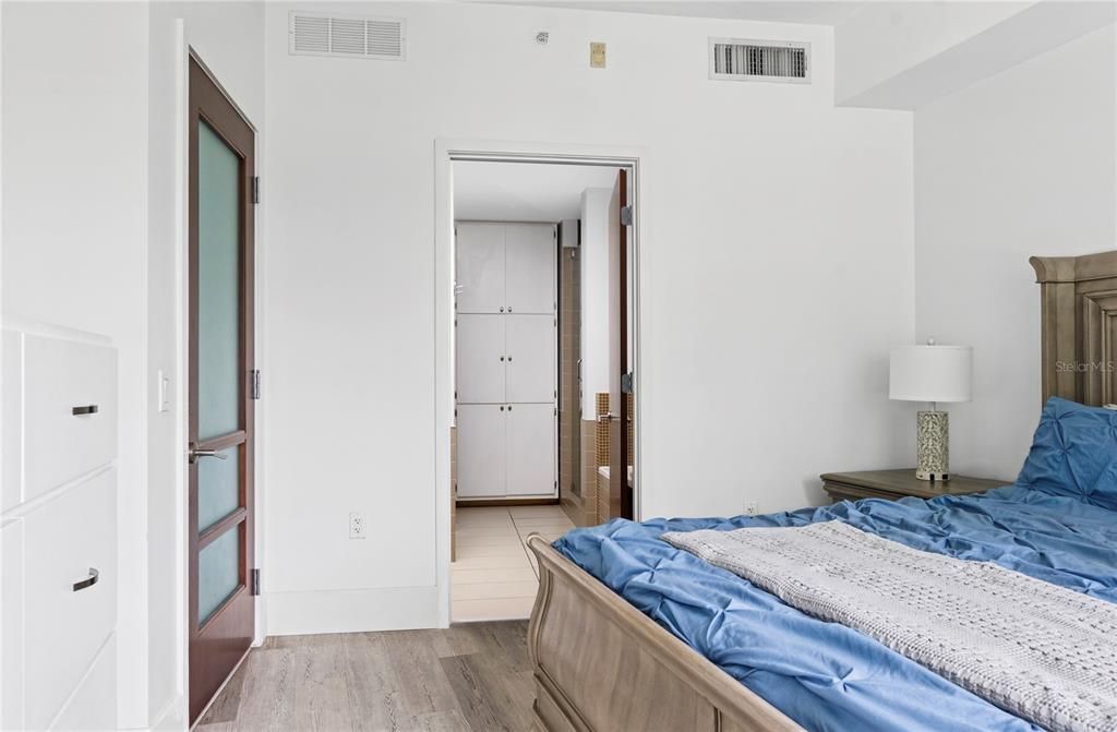 For Sale: $395,000 (1 beds, 1 baths, 934 Square Feet)