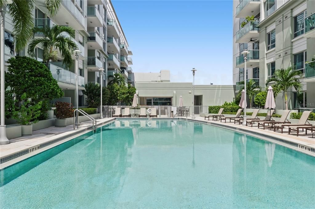 For Sale: $395,000 (1 beds, 1 baths, 934 Square Feet)