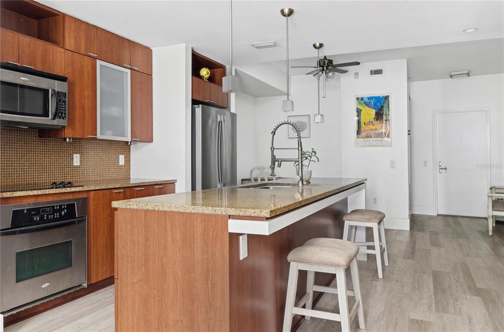 For Sale: $395,000 (1 beds, 1 baths, 934 Square Feet)