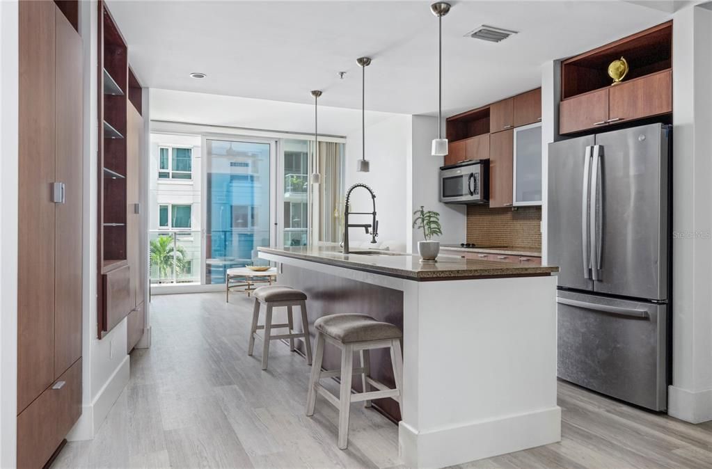 For Sale: $395,000 (1 beds, 1 baths, 934 Square Feet)