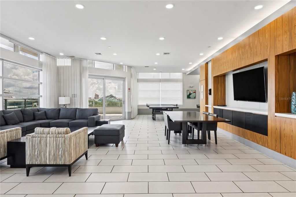 For Sale: $395,000 (1 beds, 1 baths, 934 Square Feet)