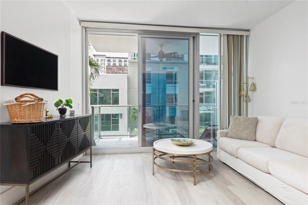 For Sale: $395,000 (1 beds, 1 baths, 934 Square Feet)