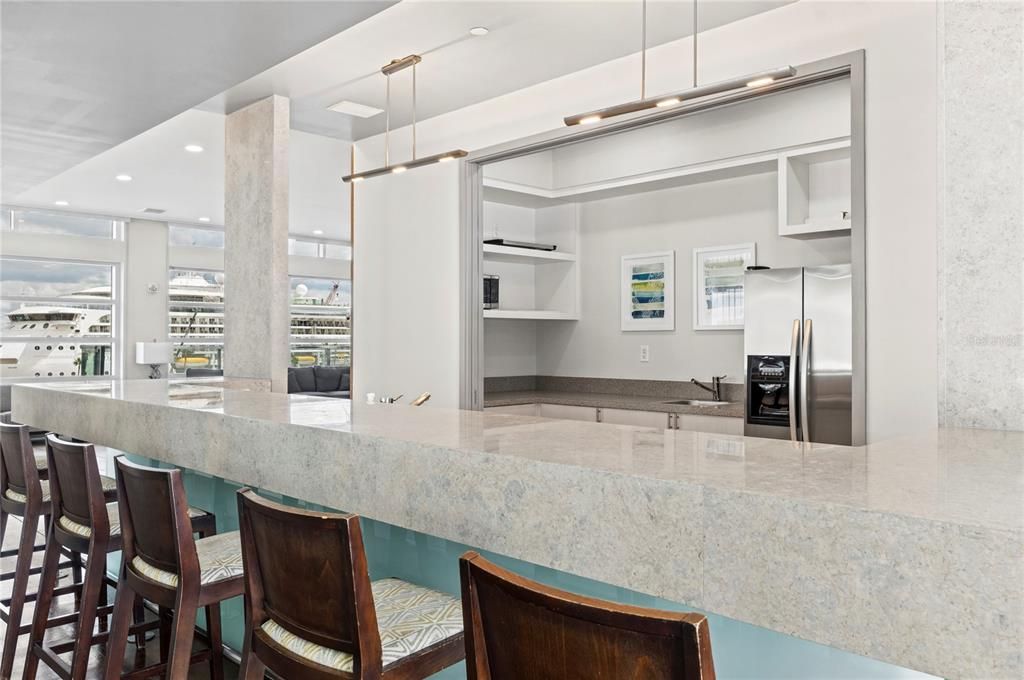For Sale: $395,000 (1 beds, 1 baths, 934 Square Feet)