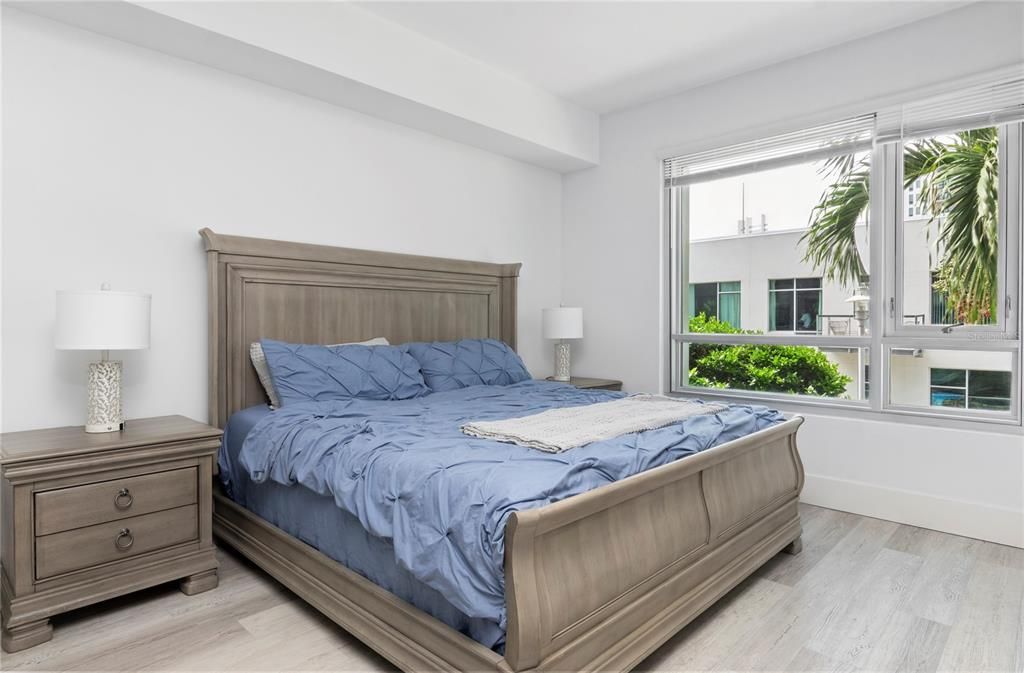 For Sale: $395,000 (1 beds, 1 baths, 934 Square Feet)