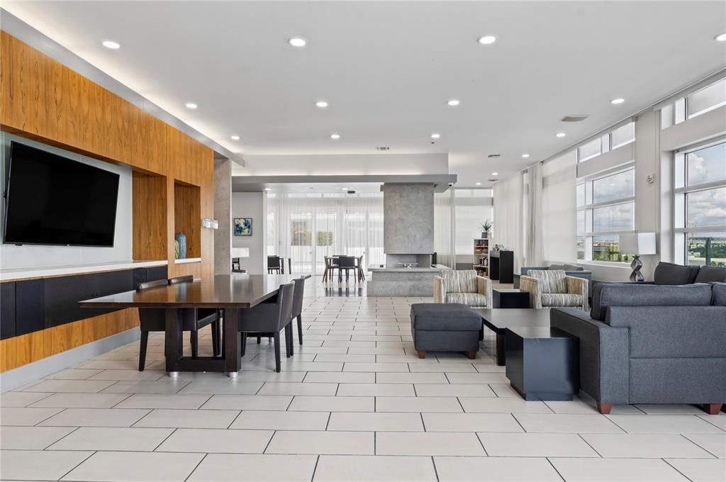 For Sale: $395,000 (1 beds, 1 baths, 934 Square Feet)