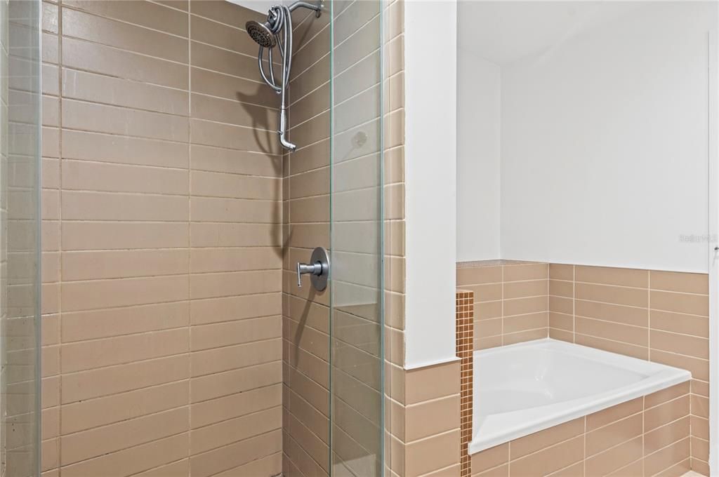 For Sale: $395,000 (1 beds, 1 baths, 934 Square Feet)