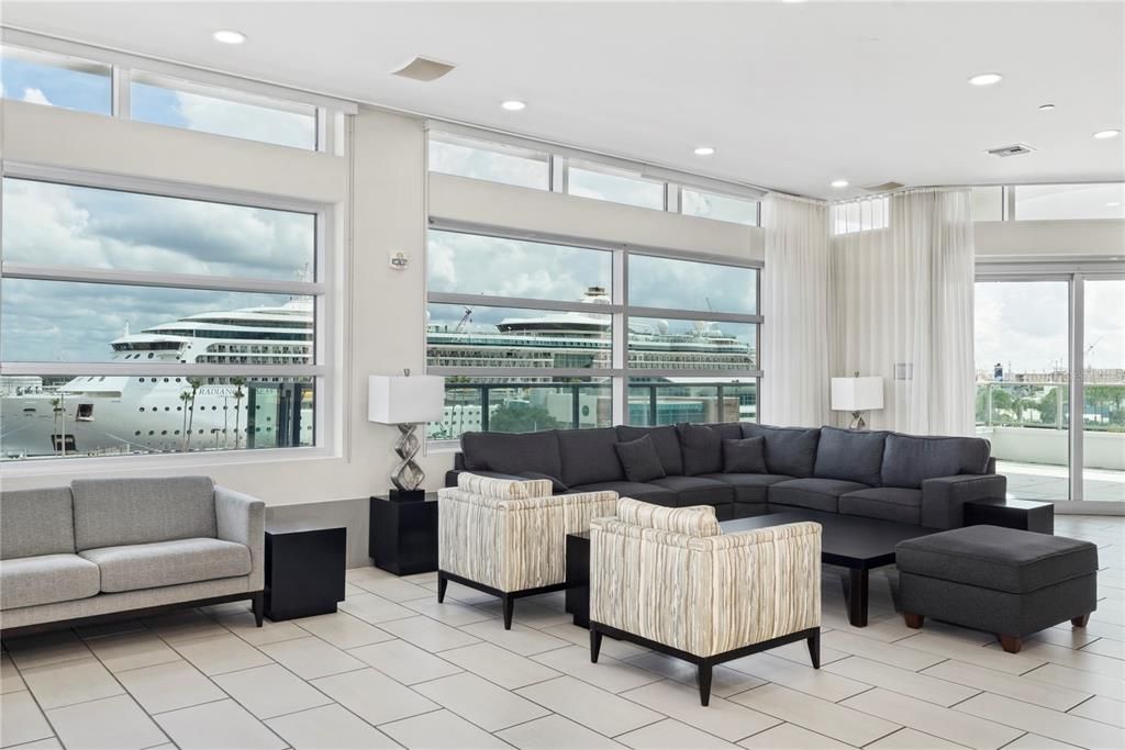 For Sale: $395,000 (1 beds, 1 baths, 934 Square Feet)