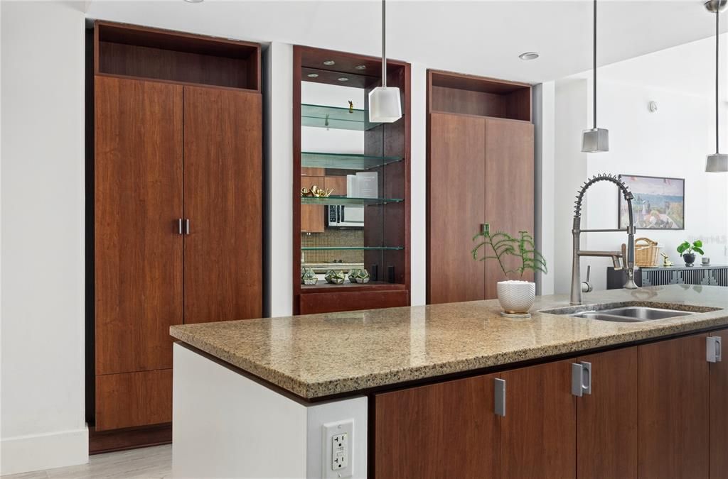 For Sale: $395,000 (1 beds, 1 baths, 934 Square Feet)