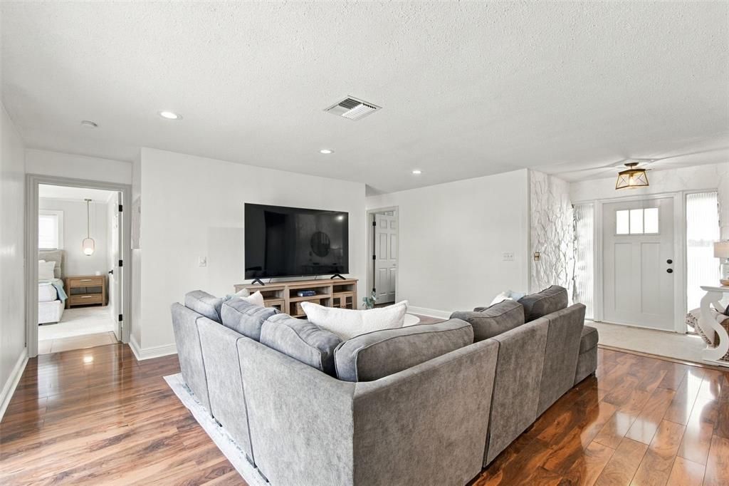 En Venta: $565,000 (3 camas, 2 baños, 1683 Pies cuadrados)