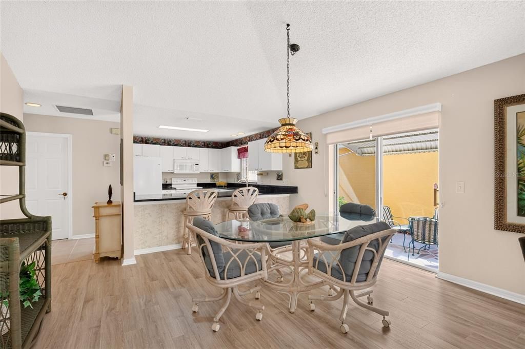 En Venta: $375,000 (2 camas, 2 baños, 1228 Pies cuadrados)