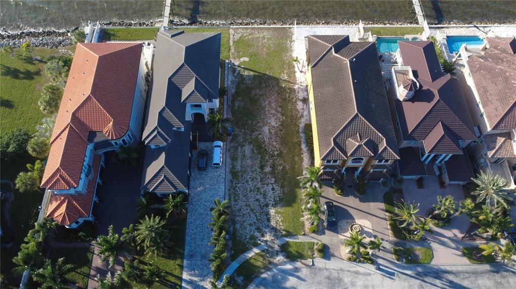На продажу: $1,070,000 (0.22 acres)