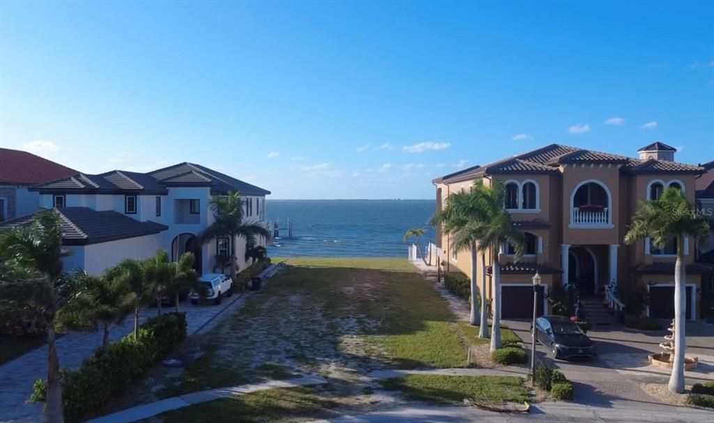 На продажу: $1,070,000 (0.22 acres)
