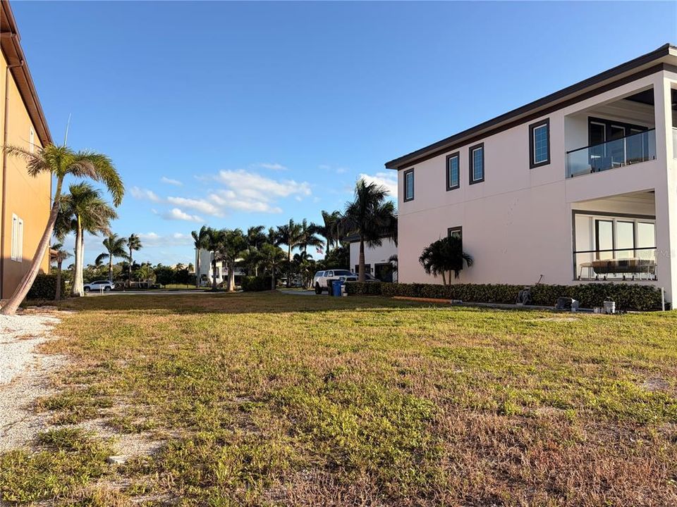 На продажу: $1,070,000 (0.22 acres)