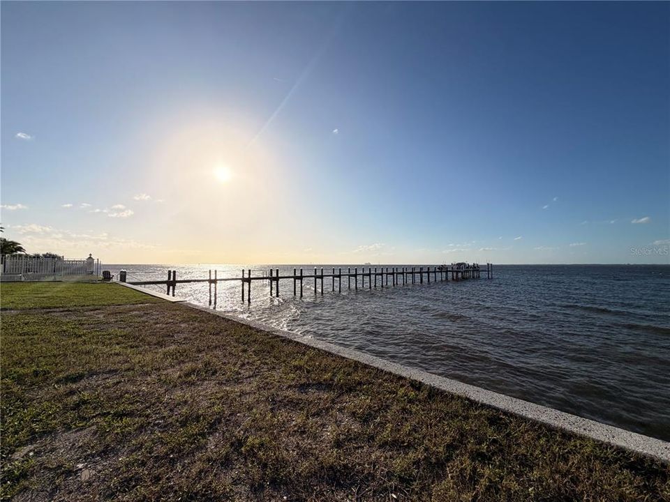На продажу: $1,070,000 (0.22 acres)