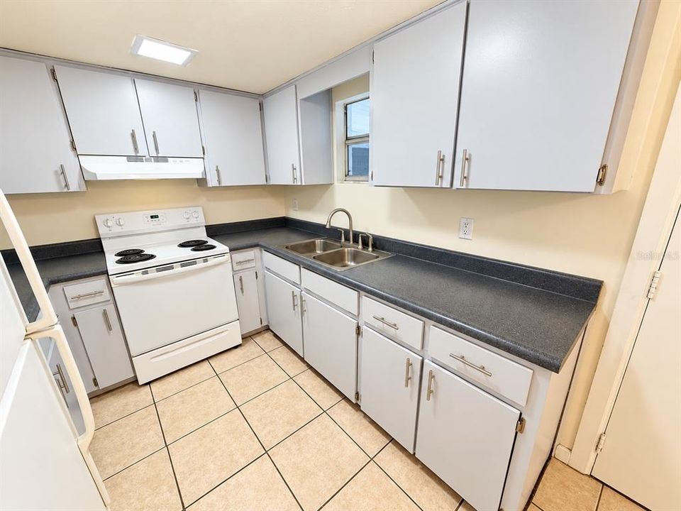 For Rent: $1,700 (1 beds, 1 baths, 858 Square Feet)