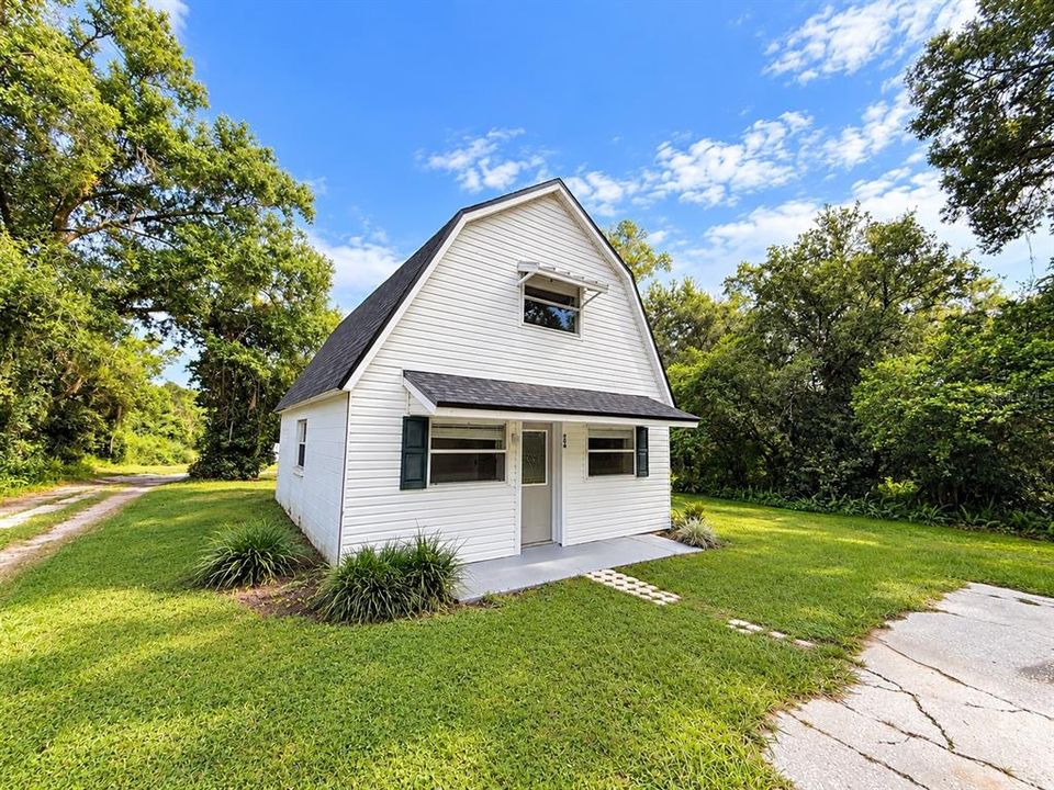 For Rent: $1,700 (1 beds, 1 baths, 858 Square Feet)