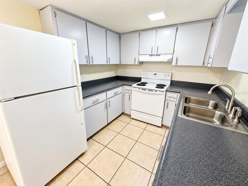 For Rent: $1,700 (1 beds, 1 baths, 858 Square Feet)