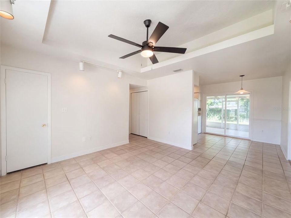 For Sale: $240,000 (3 beds, 1 baths, 912 Square Feet)