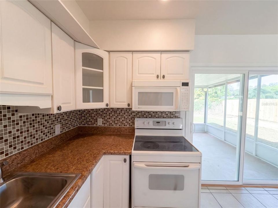 For Sale: $240,000 (3 beds, 1 baths, 912 Square Feet)