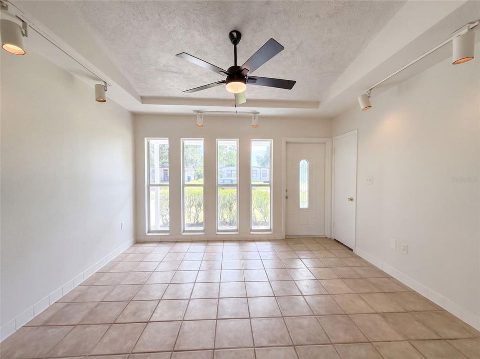 For Sale: $240,000 (3 beds, 1 baths, 912 Square Feet)